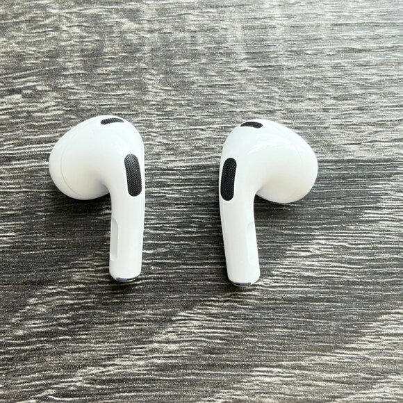 Apple AirPods 3rd Generation with Lighting charging case - Pre Owned - Picture 8 of 13